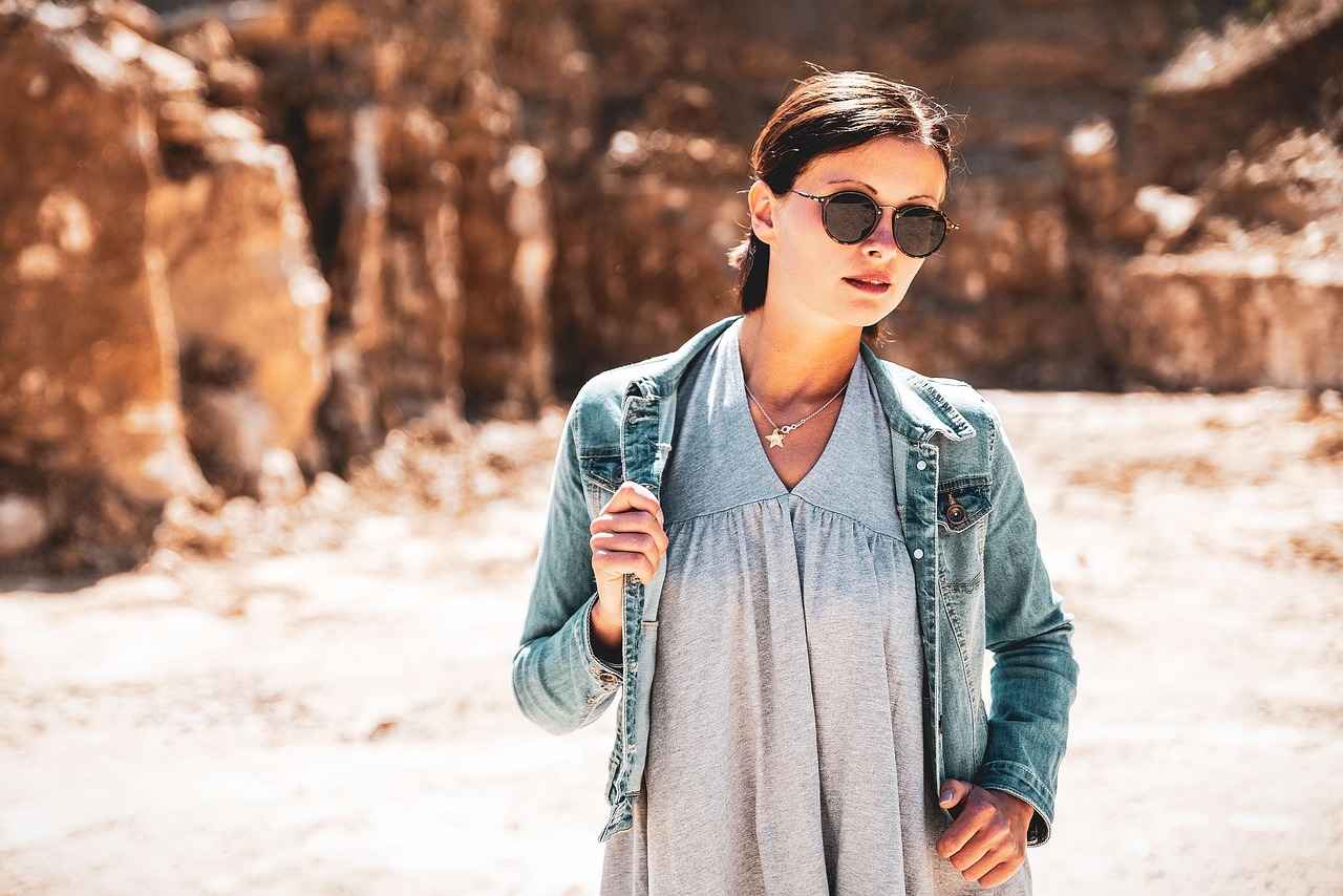 How Do Emma Stone's Foot Features Enhance Her Style?