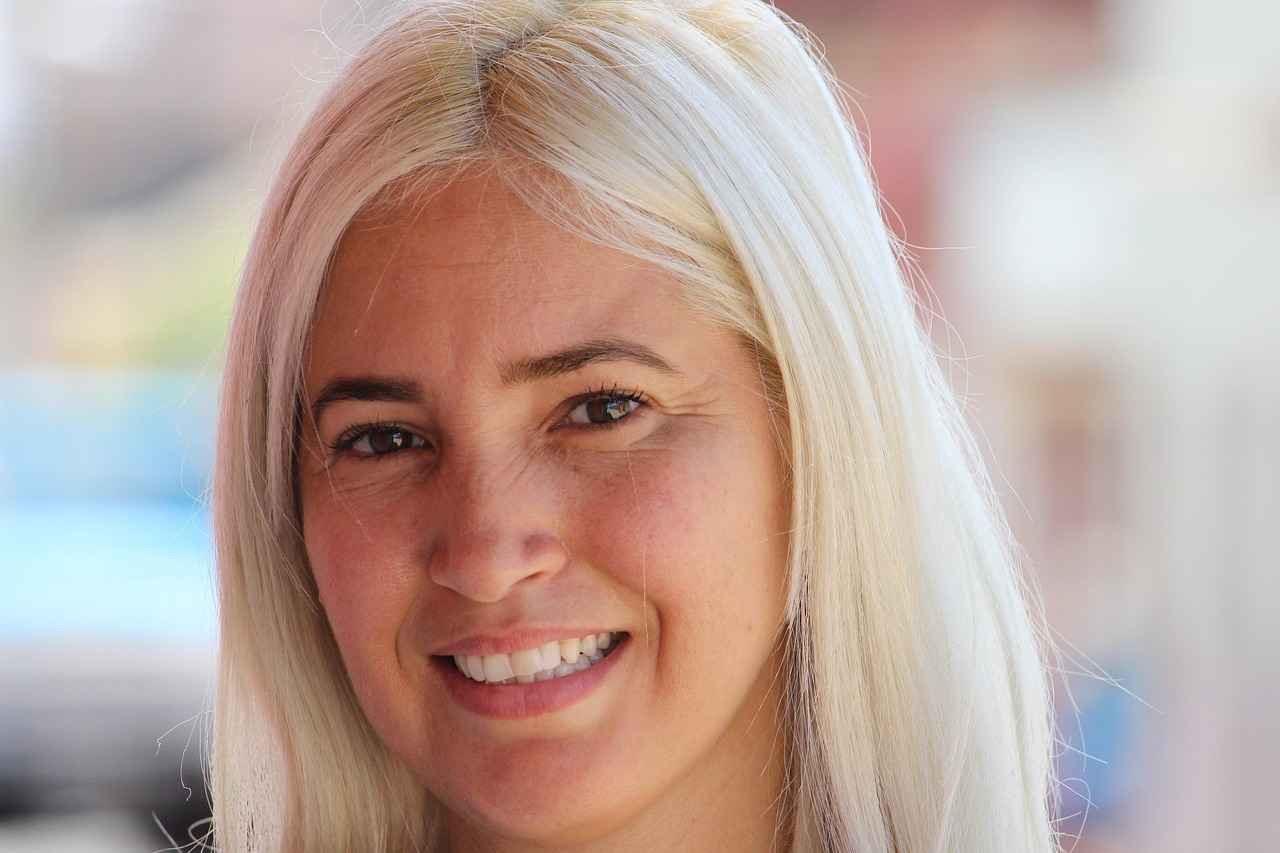 Emma Stone with Blonde Hair: How She Perfected the Classic Look 4 What Hairstyles Has Emma Stone Worn with Blonde Hair?